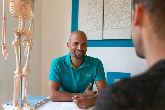 Curzio Bosi im Beratungsgespräch für eine Schmerztherapie in Düsseldorf