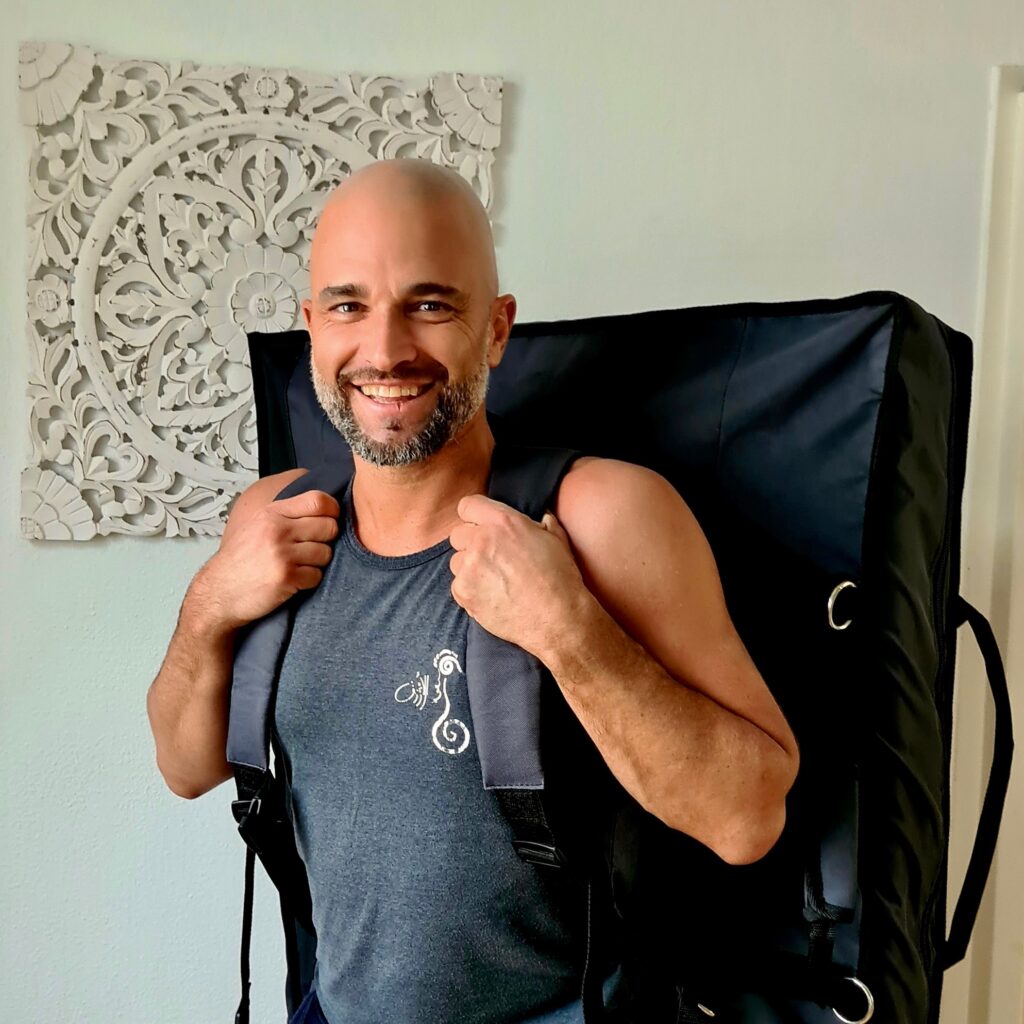 Curzio Bosi mit Massageliege als Rucksack für Mobile Therapie und Massagen bei Dir zuhause