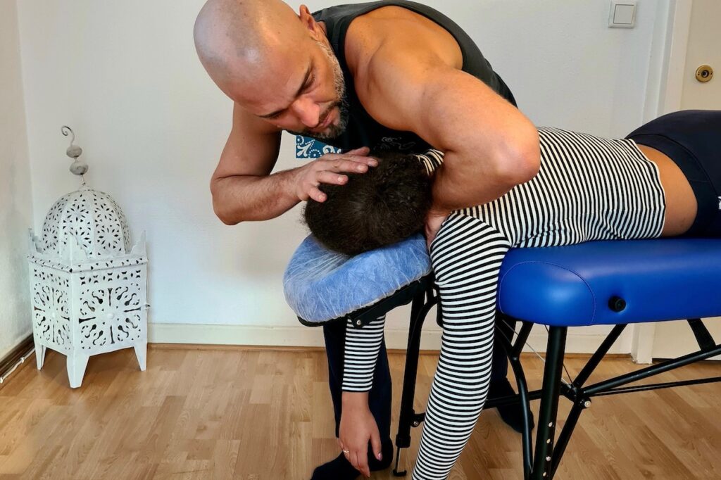 Chiropraktischer Handgriff zur Schmerzlösung in Schulter und Nackenbereich - Manuelle Gelenktherapie in Düsseldorf